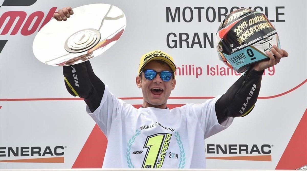 El italiano Loranzo Dalla Porta (Honda), de 22 años, celebra, en el podio de Phillip Island (Australia), la conquista del título mundial de Moto3. El italiano Loranzo Dalla Porta (Honda), de 22 años, celebra, en el podio de Phillip Island (Australia), la conquista del título mundial de Moto3.