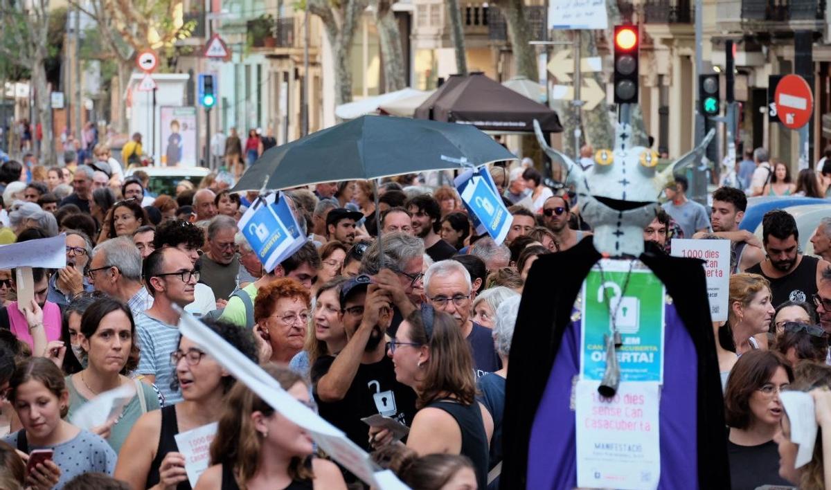 200 veïns de Badalona surten al carrer per reclamar la reobertura de la biblioteca Can Casacuberta