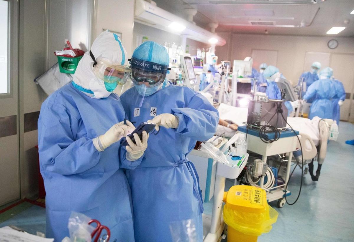 Dos médicos consultan unos datos en un hospital de Wuhan.