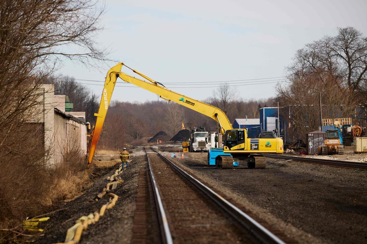 Labores de limpieza del vertido tóxico del tren descarrilado en Ohio. 