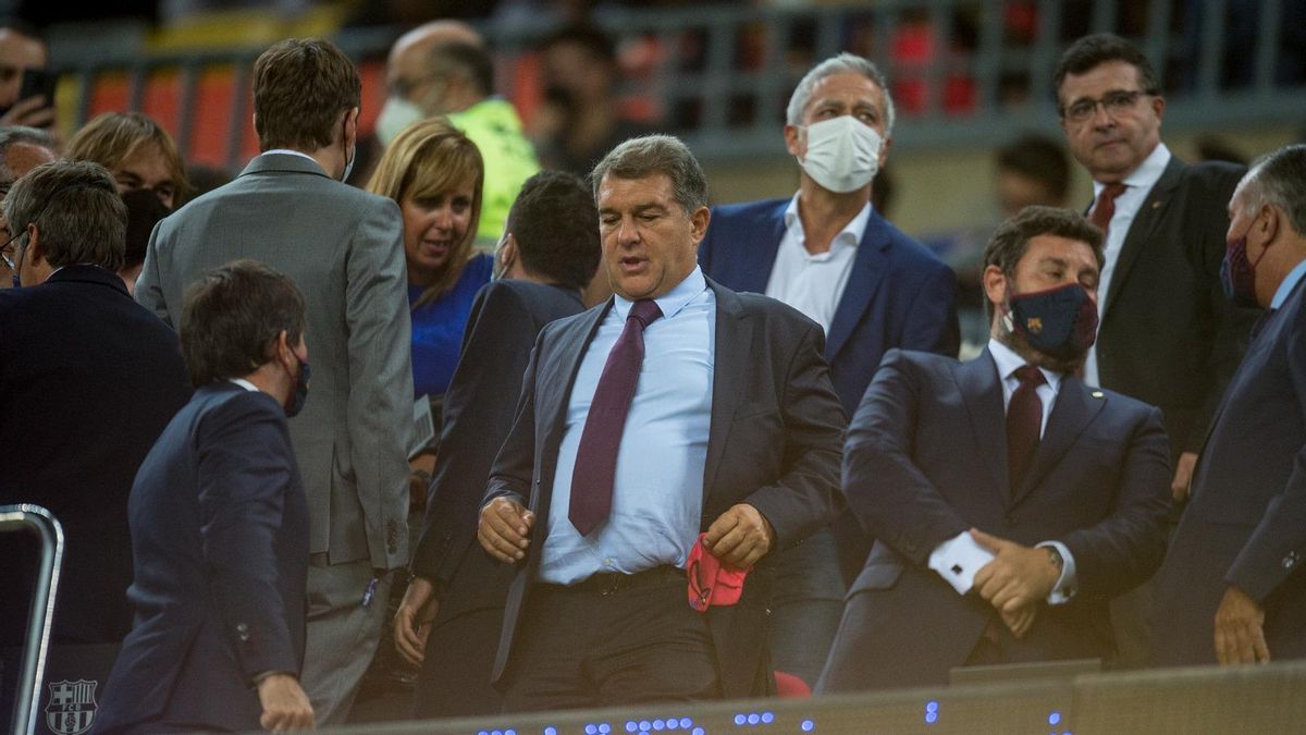 Laporta, en el palco del Camp Nou durante el Barça-Granada. Laporta, en el palco del Camp Nou durante el Barça-Granada.