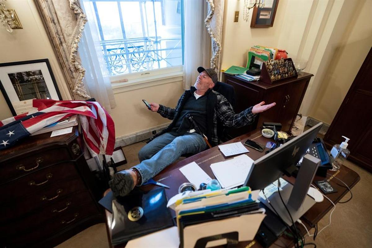Un seguidor de Trump, en el despacho de Nancy Pelosi.