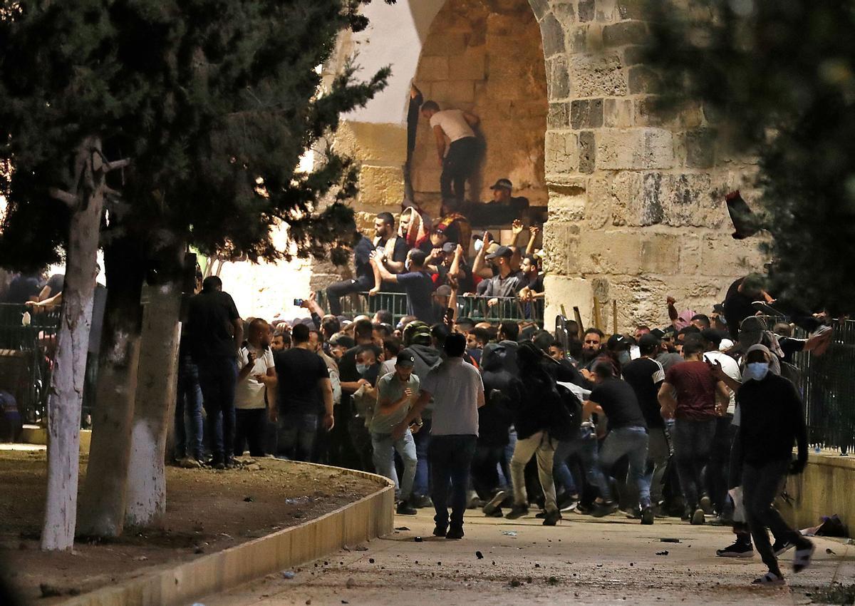 Choque de palestinos con las fuerzas de seguridad israelís en los alrededores de la mezquita de Al-Aqsa en mayo de 2021. Choque de palestinos con las fuerzas de seguridad israelís en los alrededores de la mezquita de Al-Aqsa en mayo de 2021.