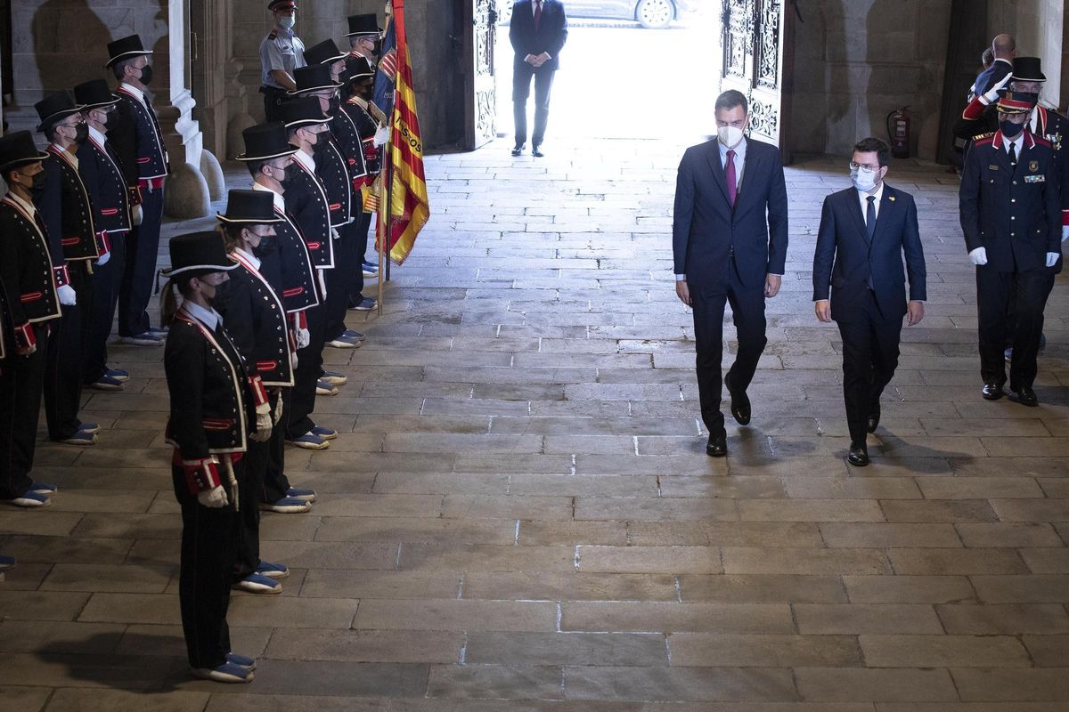 El presidente del Gobierno, Pedro Sánchez, es recibido por la formación de gala de los Mossos d’Esquadra junto al ’president’, Pere Aragonès, este 15 de septiembre de 2021 antes de su reunión bilateral y de la mesa de diálogo sobre Catalunya, en el Palau de la Generalitat, en Barcelona. El presidente del Gobierno, Pedro Sánchez, es recibido por la formación de gala de los Mossos d’Esquadra junto al ’president’, Pere Aragonès, este 15 de septiembre de 2021 antes de su reunión bilateral y de la mesa de diálogo sobre Catalunya, en el Palau de la Generalitat, en Barcelona.