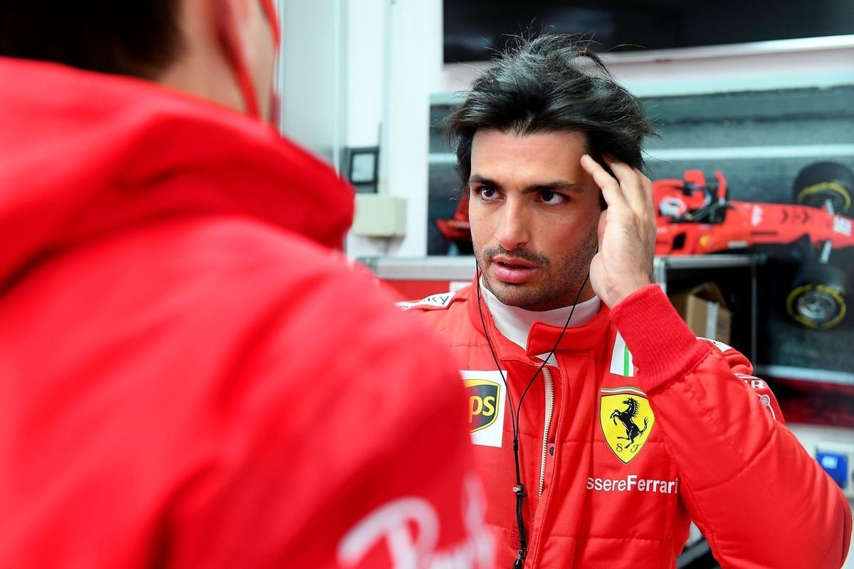 Sainz conversa con los miembros de su equipo en el box de Ferrari Sainz conversa con los miembros de su equipo en el box de Ferrari