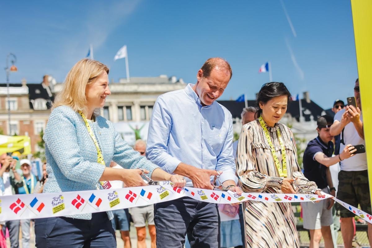 Christian Prudhomme, director del Tour, corta la cinta simbólica de inicio del Tour en Copenhague.