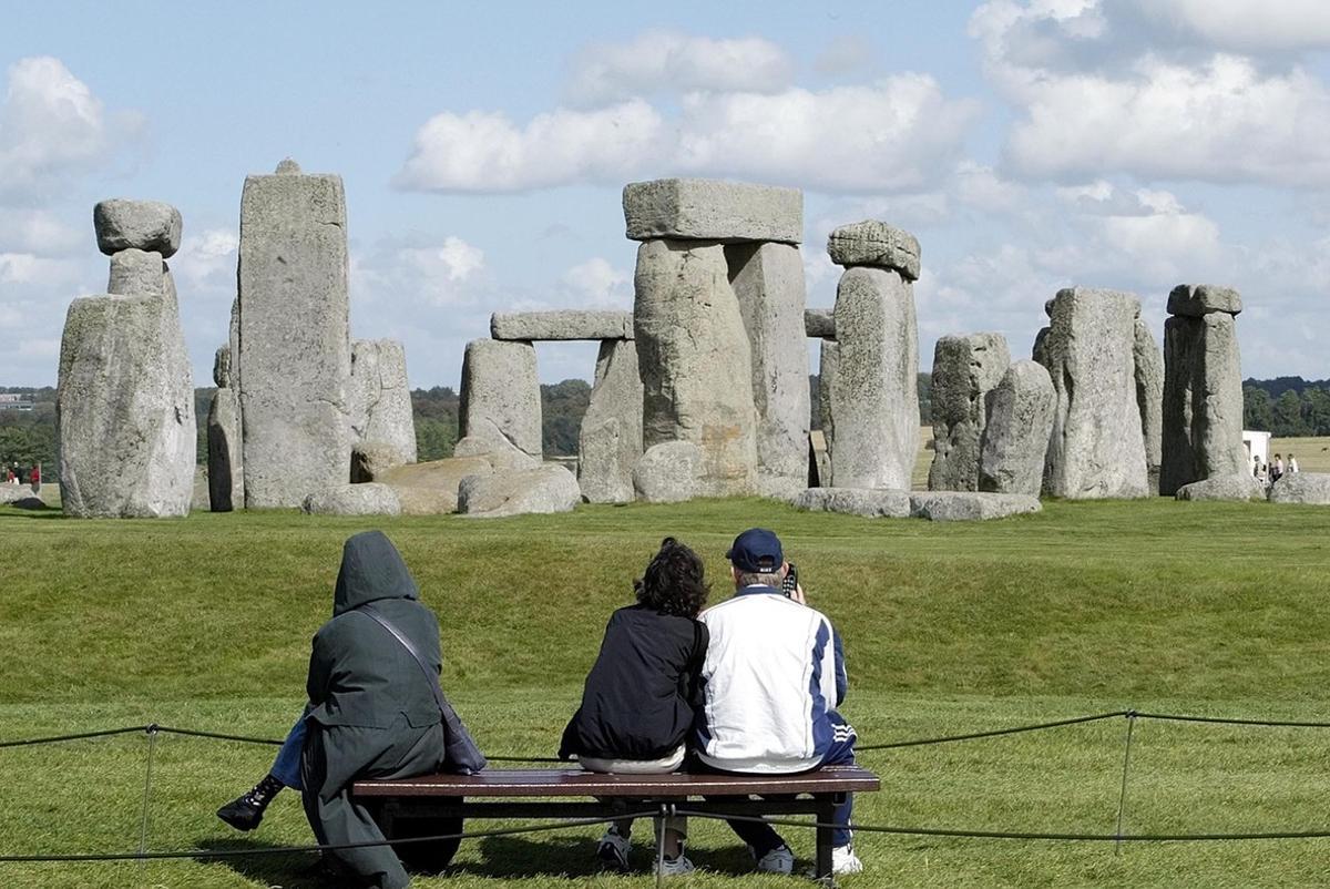 Turistas contemplan el monumento megalítico de Stonehenge, en las llanuras de Salisbury, en Inglaterra.