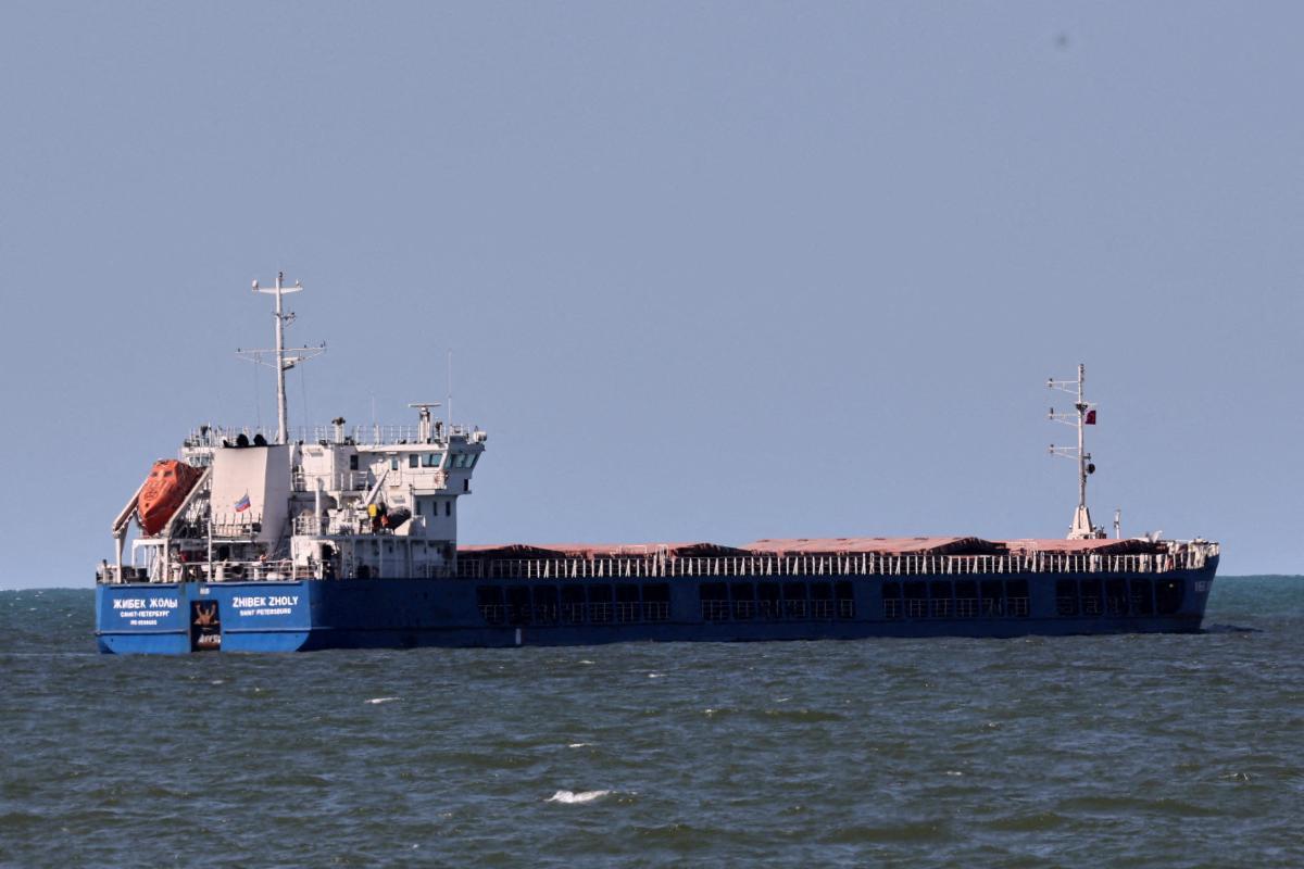 El buque de carga de bandera rusa Zhibek Zholy es visto frente a la costa del puerto del Mar Negro de Karasu, Turquía, 2 de julio de 2022. 