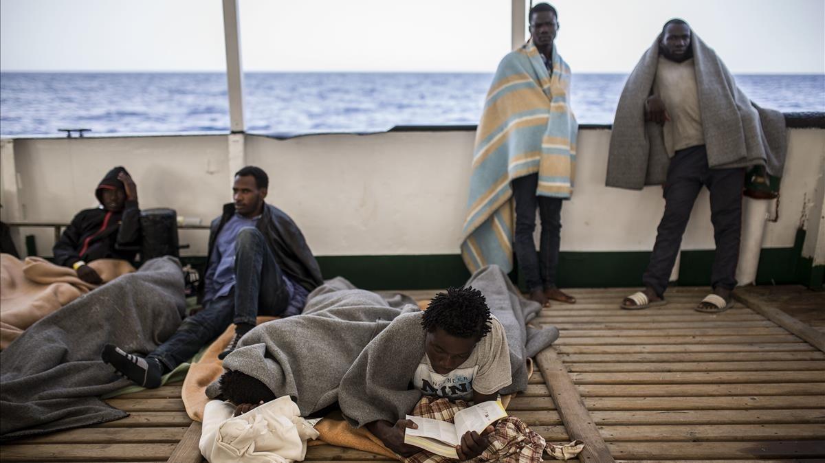 Parte los migrantes rescatados en el Open Arms, navegando hacia Barcelona.