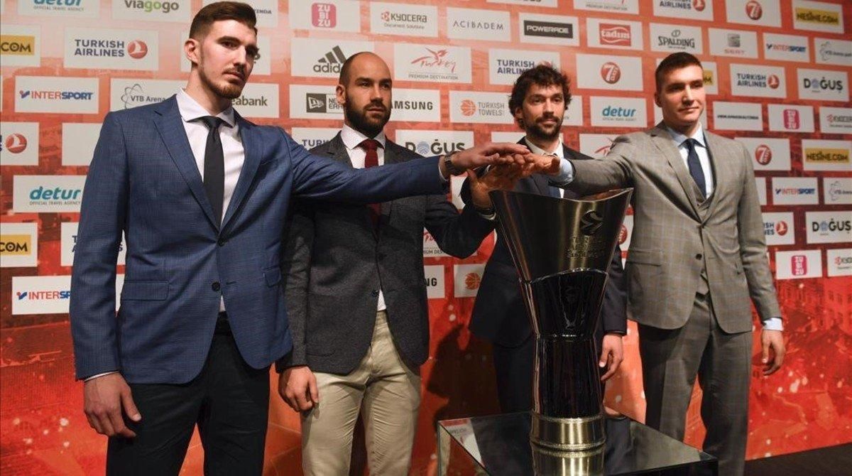 Nando de Colo (CSKA), Vassilis Spanoulis (Oympiacos), Sergio Llull (Real Madrid) y Bogdan Bogdanovic (Fenerbahçe), las estrellas de la ’final four’, posan este jueves con la copa. Nando de Colo (CSKA), Vassilis Spanoulis (Oympiacos), Sergio Llull (Real Madrid) y Bogdan Bogdanovic (Fenerbahçe), las estrellas de la ’final four’, posan este jueves con la copa.