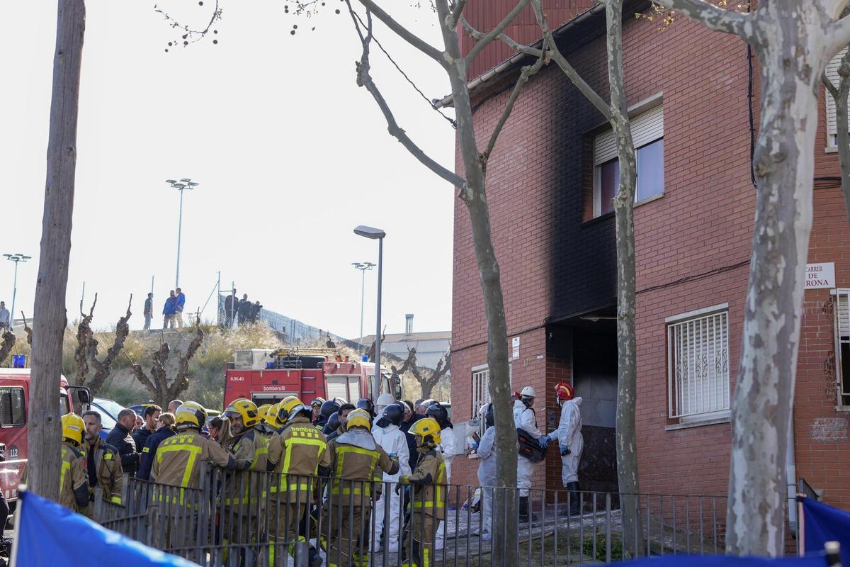 Tres muertos en el incendio de un edificio en Rubí | FOTOS