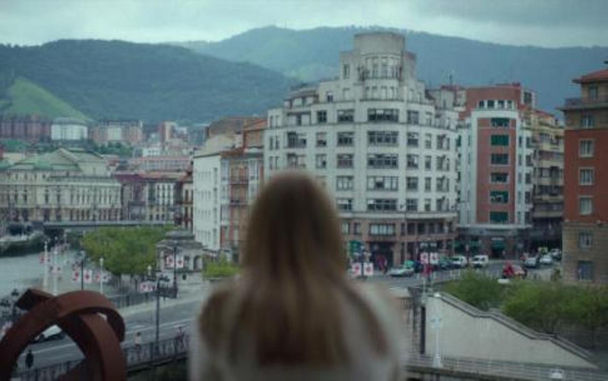 Itziar Ituño con la ciudad de Bilbao frente a ella, en un fotograma de la serie ’Intimidad’ de Netflix.