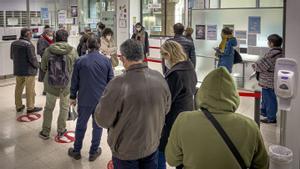 Colas en el CAP Casc Antic de Barcelona durante la pandemia.