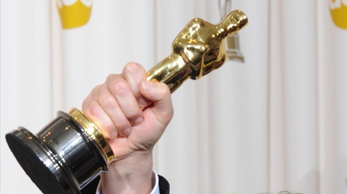 Un actor sostiene un Oscar. Un actor sostiene un Oscar.