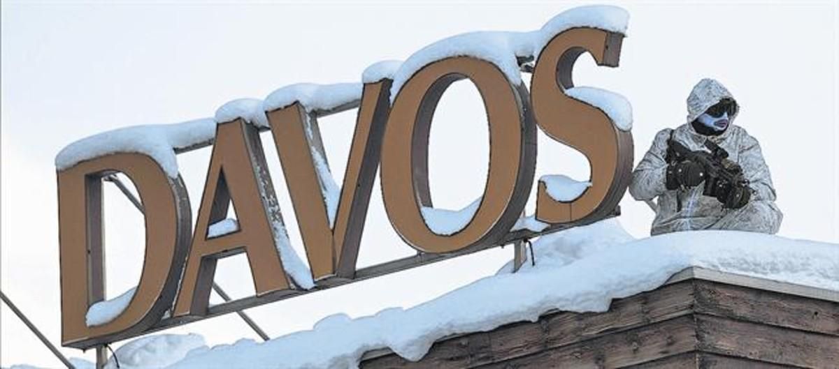 Un policía vigila desde un tejado en la víspera de la inauguración del 47º Foro Económico Mundial de Davos (Suiza), que comienza hoy. Un policía vigila desde un tejado en la víspera de la inauguración del 47º Foro Económico Mundial de Davos (Suiza), que comienza hoy.