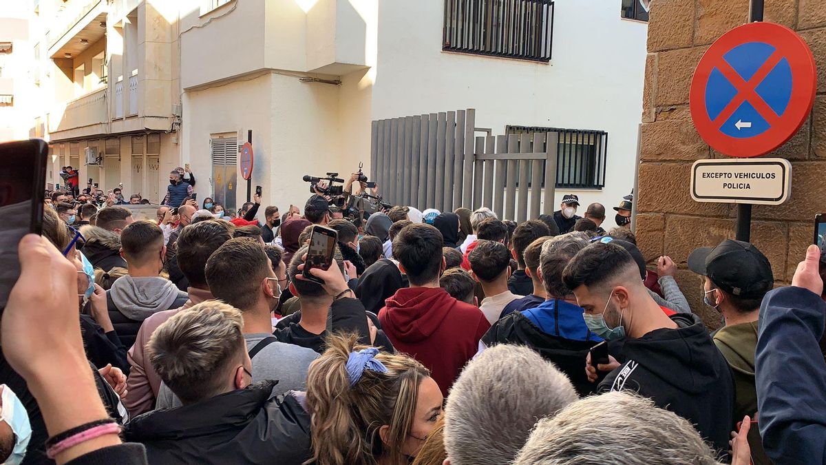 Concentración en Linares en protesta por la agresión protagonizada por dos policías nacionales, este sábado. Concentración en Linares en protesta por la agresión protagonizada por dos policías nacionales, este sábado.