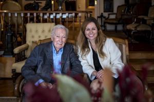 El empresario farmacéutico e inversor, Antoni Vila Casas, y la fundadora de Aura Biosciences, Elisabet de los Pinos.
