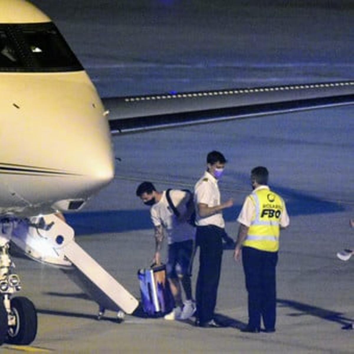 Messi parte a París en su avión privado después de recuperarse del Covid