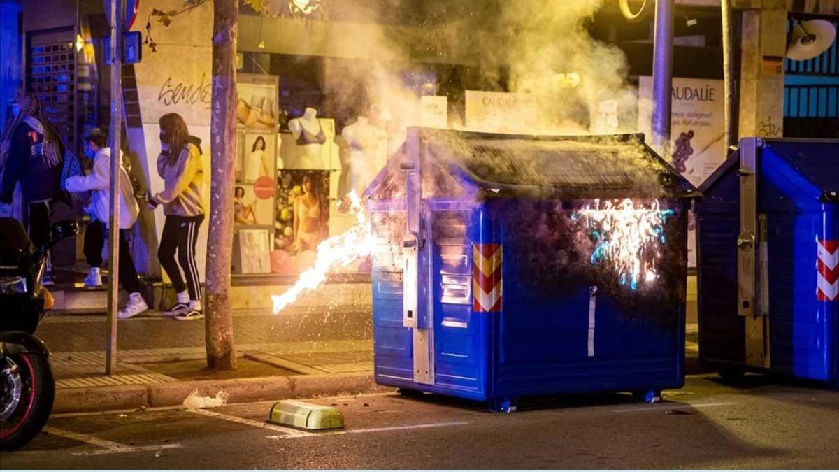 Noche más tranquila, pero con disturbios en Logroño y León. En la foto, un contenedor ardiendo en la capital de La Rioja.