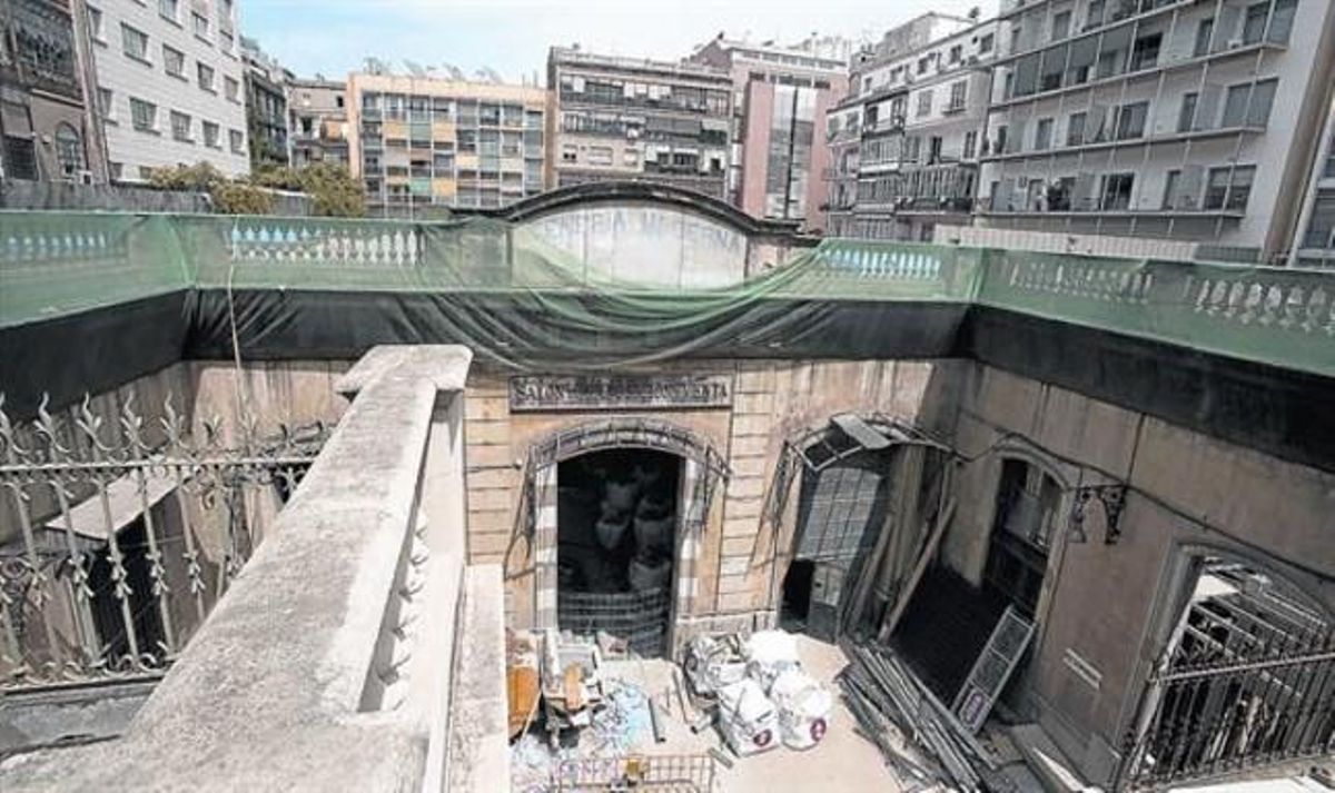 Acceso al nuevo macro espacio gastronómico del paseo de Gràcia, totalmente en obras, ayer. Acceso al nuevo macro espacio gastronómico del paseo de Gràcia, totalmente en obras, ayer.