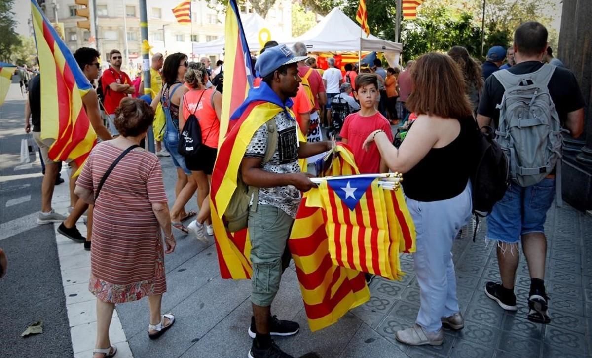 Ambiente previo a la manifestación de la Diada, en la avenida de la Diagonal.