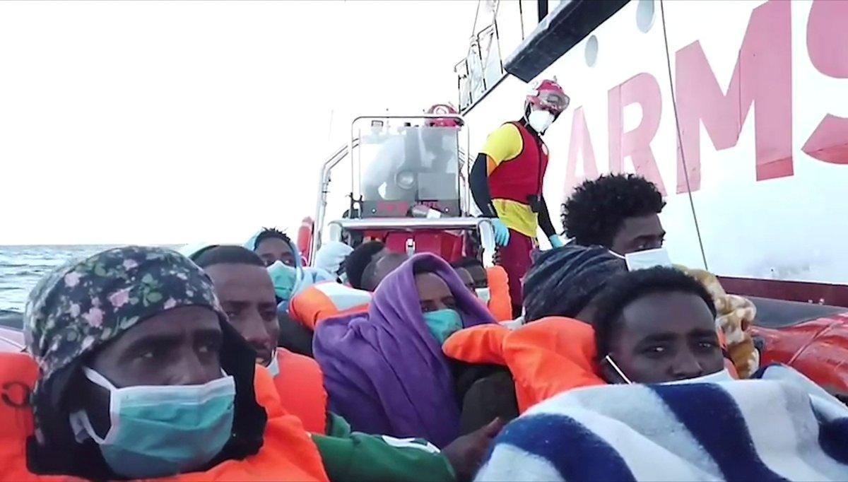Inmigrantes rescatados por Open Arms en aguas del Mediterráneo.