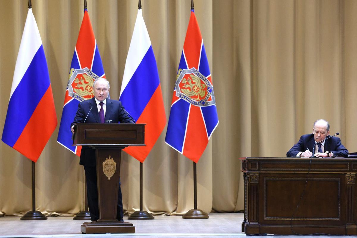 El presidente de Rusia, Vladímir Putin, pronuncia un discurso junto al director del Servicio Federal de Seguridad, Alexander Bortnikov, durante una reunión de la junta del Servicio Federal de Seguridad el pasado 28 de febrero.