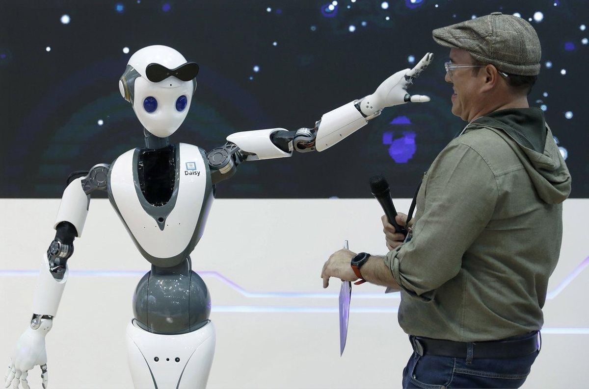 Un robot con tecnología 5G juguetea con uno de las asistentes al Mobile World Congress en Barcelona. Un robot con tecnología 5G juguetea con uno de las asistentes al Mobile World Congress en Barcelona.