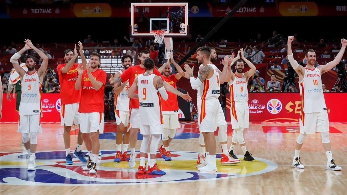 Los jugadores de España celebran la victoria y el pase a la final 