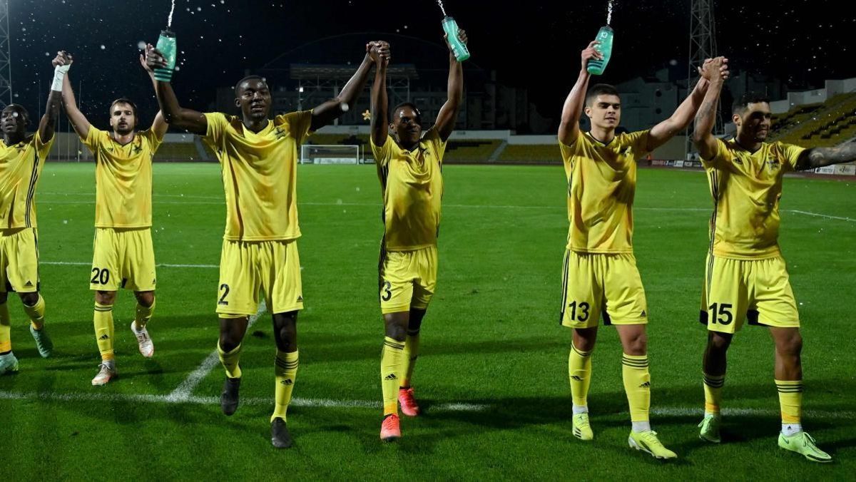 Los jugadores del Sheriff de Tiraspol celebran una victoria. Los jugadores del Sheriff de Tiraspol celebran una victoria.