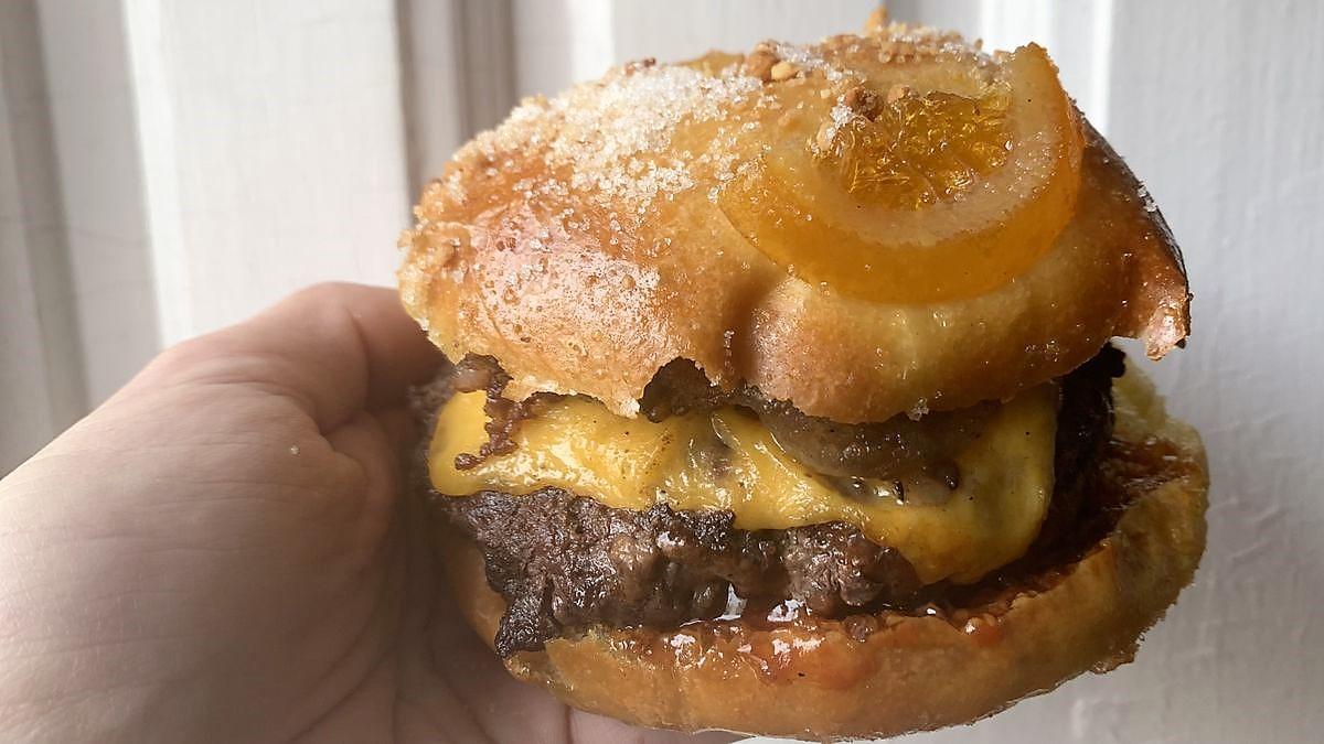 Una hamburguesa en un tortell de Reis: la innocentada que es va fer realitat
