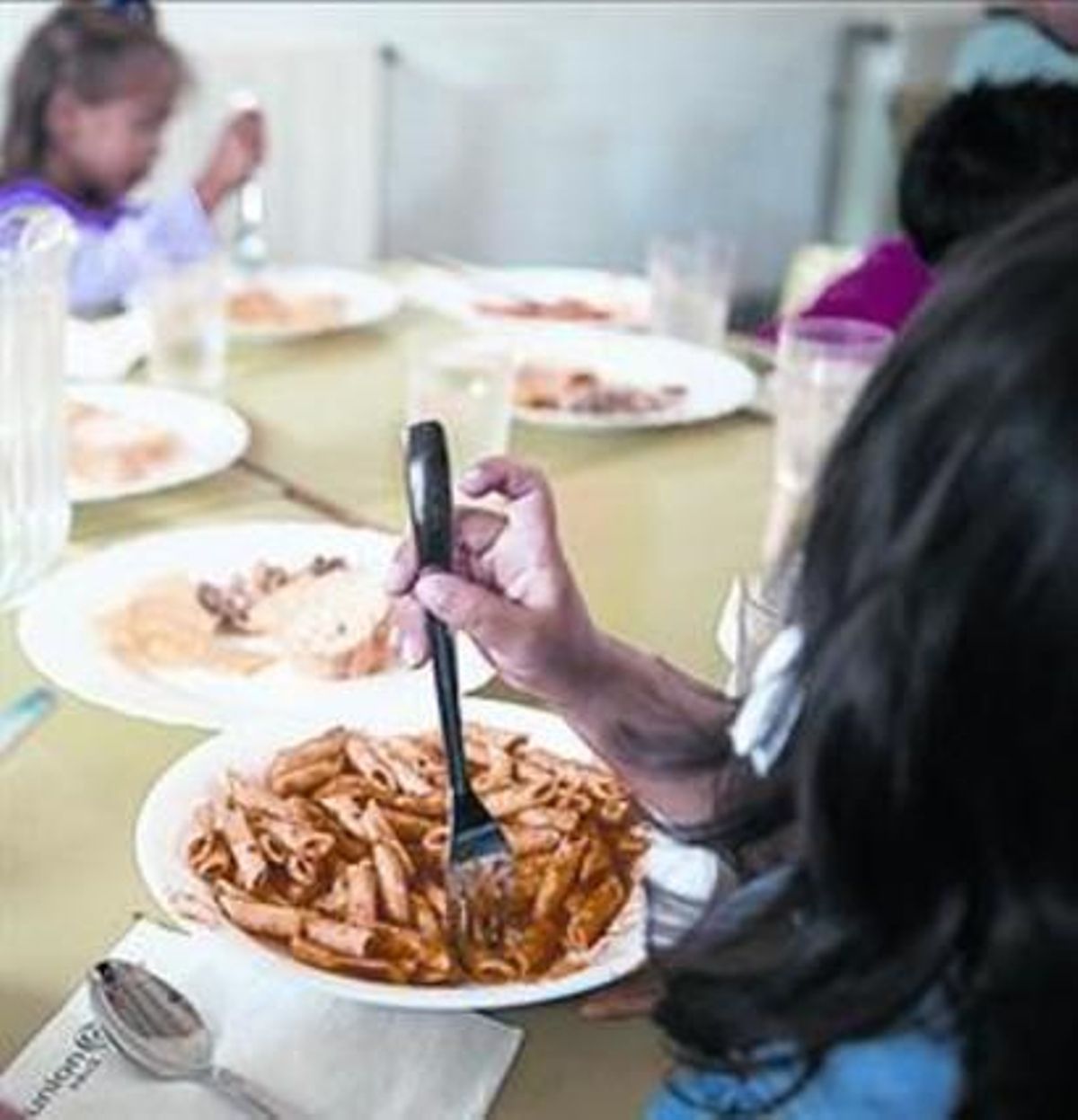 Niños comiendo en la escuela. Niños comiendo en la escuela.