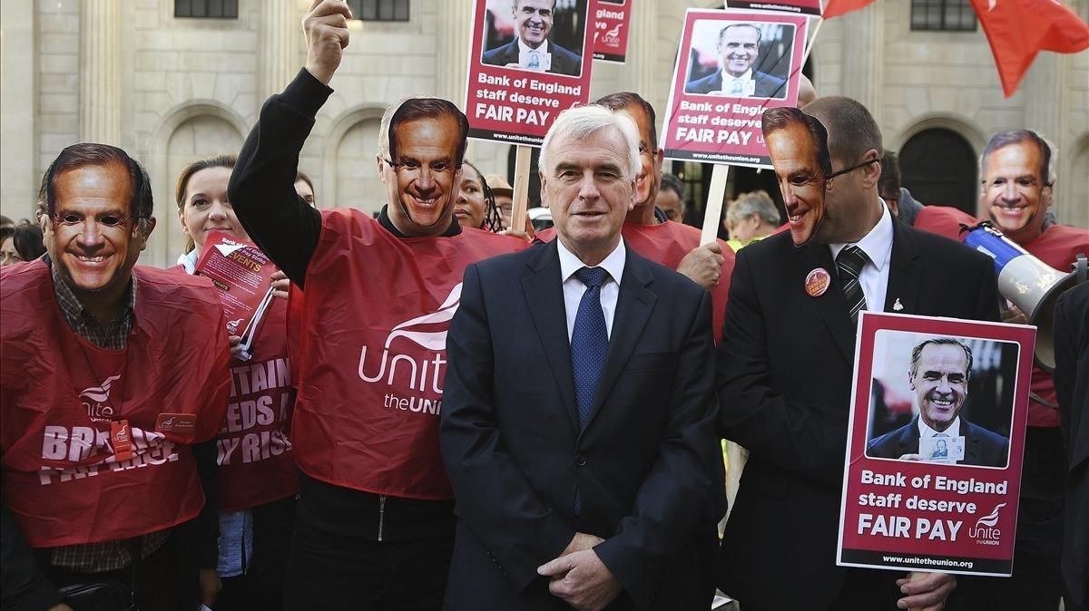 El laborista John McDonnell, reunidos con los empleados que protestas ante el Banco de Inglaterra. El laborista John McDonnell, reunidos con los empleados que protestas ante el Banco de Inglaterra.