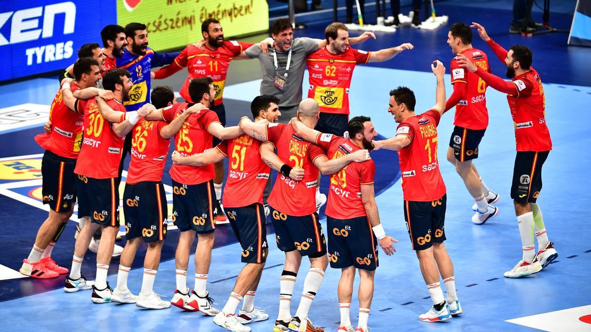 Los jugadores españoles celebran el pase a la final del Europeo tras batir a Dinamarca.