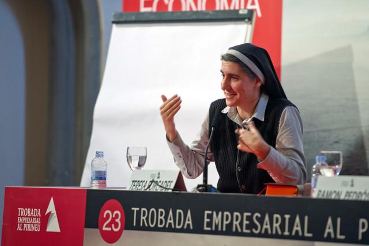 La monja benedictina Teresa Forcades en su ponencia en la 23 Trobada empresarial al Pirineu La monja benedictina Teresa Forcades en su ponencia en la 23 Trobada empresarial al Pirineu
