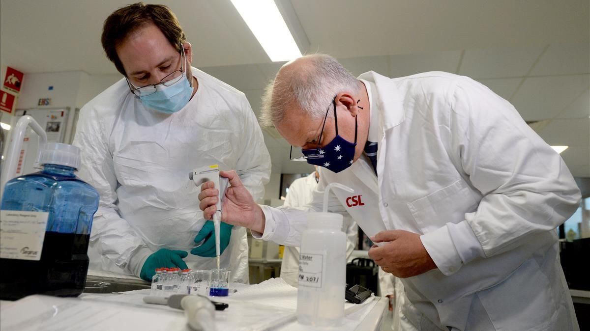 El primer ministro australiano Scott Morrison visita los laboratorios de CSL en los que se desarrolló un prototipo de vacuna contra el covid-19. El primer ministro australiano Scott Morrison visita los laboratorios de CSL en los que se desarrolló un prototipo de vacuna contra el covid-19.