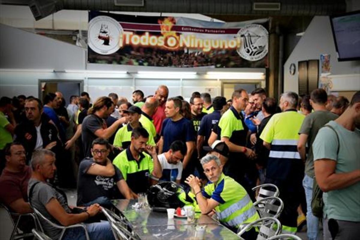 Un grupo de estibadores en huelga en el puerto de Barcelona. 