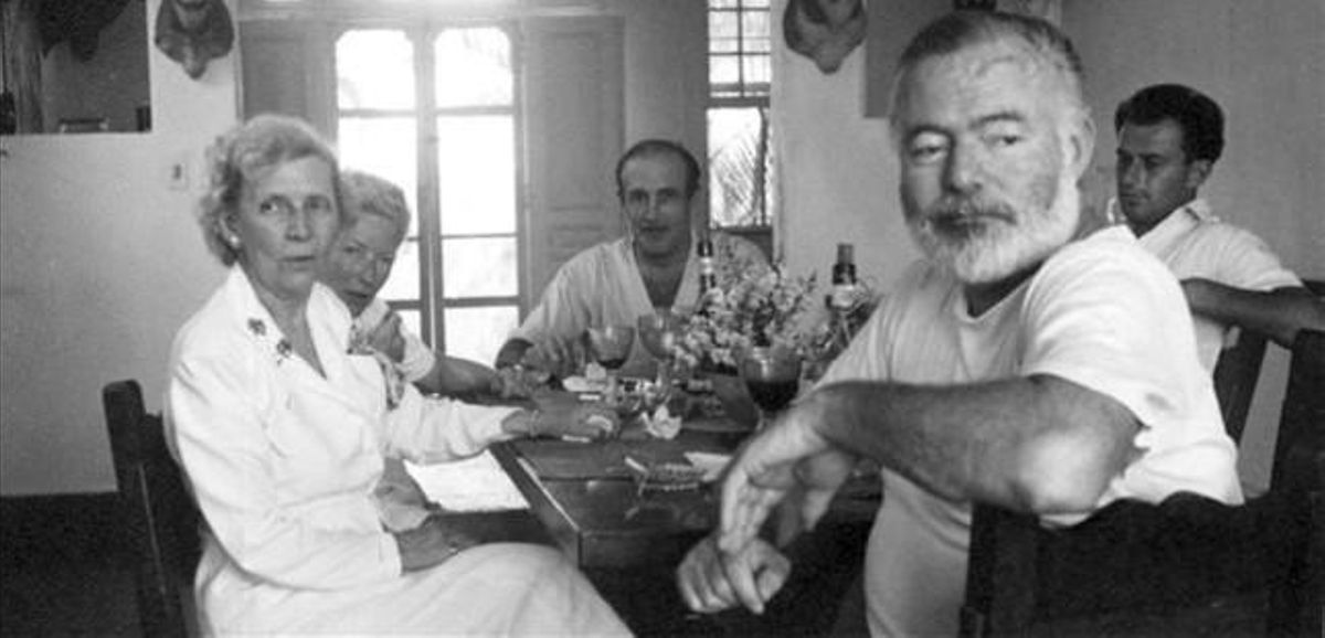 Ernest Hemingway (derecha) en una comida con su esposa y amigos en su casa ’La Vigía’ en San Francisco de Paula, Cuba. Ernest Hemingway (derecha) en una comida con su esposa y amigos en su casa ’La Vigía’ en San Francisco de Paula, Cuba.