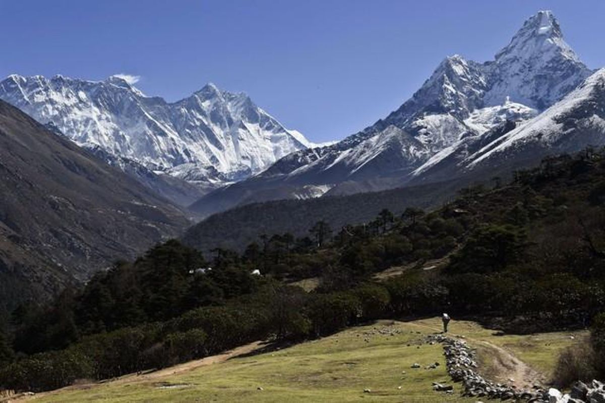 El Everest, a la izquierda, desde la localidad de Tembuche, en Nepal, el pasado 20 de abril. El Everest, a la izquierda, desde la localidad de Tembuche, en Nepal, el pasado 20 de abril.