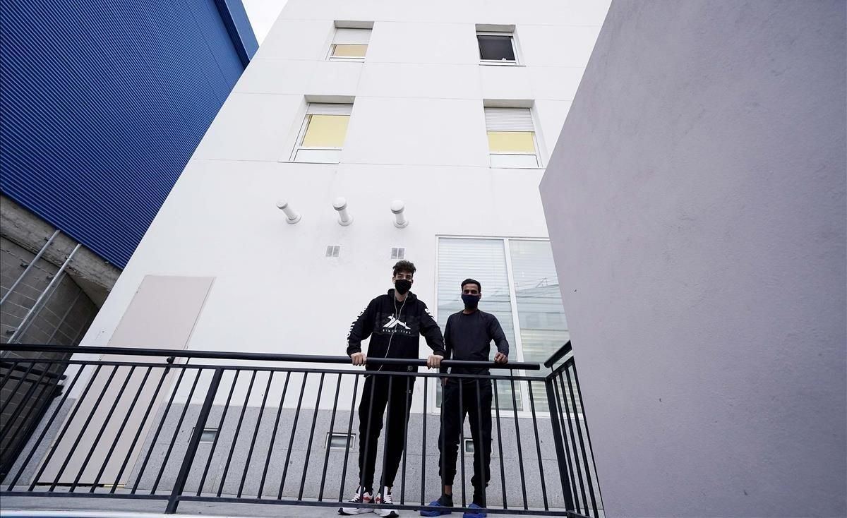 Ibrahim e Igán, en la barandilla de la entrada del Hostal Welcome, donde la Cruz Roja aloja a refugiados que tramitan su petición de asilo. Ibrahim e Igán, en la barandilla de la entrada del Hostal Welcome, donde la Cruz Roja aloja a refugiados que tramitan su petición de asilo.