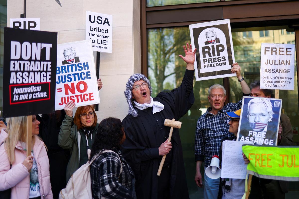 Defensores de Julian Assange, en una concentración en Londres contra su extradición el pasado 24 de abril. 