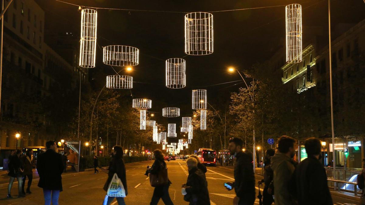 Luces de Navidad en Gran Vía de Les Corts Catalanes con Passeig de Gràcia en 2021