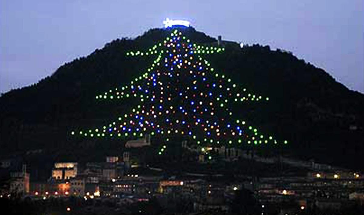 Benedicto XVI, encenderá el próximo 7 de diciembre el árbol de Navidad más grande del mundo con la ayuda de un Ipad, en Gubbio (Italia).