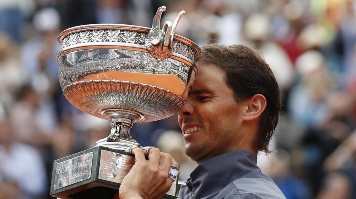 Nadal, con su 12º trofeo de Roland Garros. Nadal, con su 12º trofeo de Roland Garros.