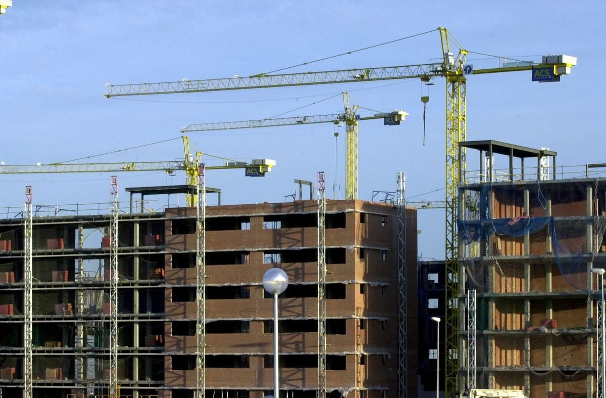 MD02. MADRID, 15/01/2010.- Imagen de archivo de varios edificios de viviendas en construcción. La venta de vivienda libre en España sumó en noviembre de 2009 un total de 34.828 operaciones, lo que supone un descenso del 2,6 por ciento respecto al mismo mes del ejercicio anterior y una fuerte moderación frente octubre, cuando el recorte fue del 21,3 por ciento. Esta mejoría obedece a que en noviembre la venta de viviendas aumentó el 5,3 por ciento respecto a octubre. EFE/Archivo/Chema Moya MD02. MADRID, 15/01/2010.- Imagen de archivo de varios edificios de viviendas en construcción. La venta de vivienda libre en España sumó en noviembre de 2009 un total de 34.828 operaciones, lo que supone un descenso del 2,6 por ciento respecto al mismo mes del ejercicio anterior y una fuerte moderación frente octubre, cuando el recorte fue del 21,3 por ciento. Esta mejoría obedece a que en noviembre la venta de viviendas aumentó el 5,3 por ciento respecto a octubre. EFE/Archivo/Chema Moya