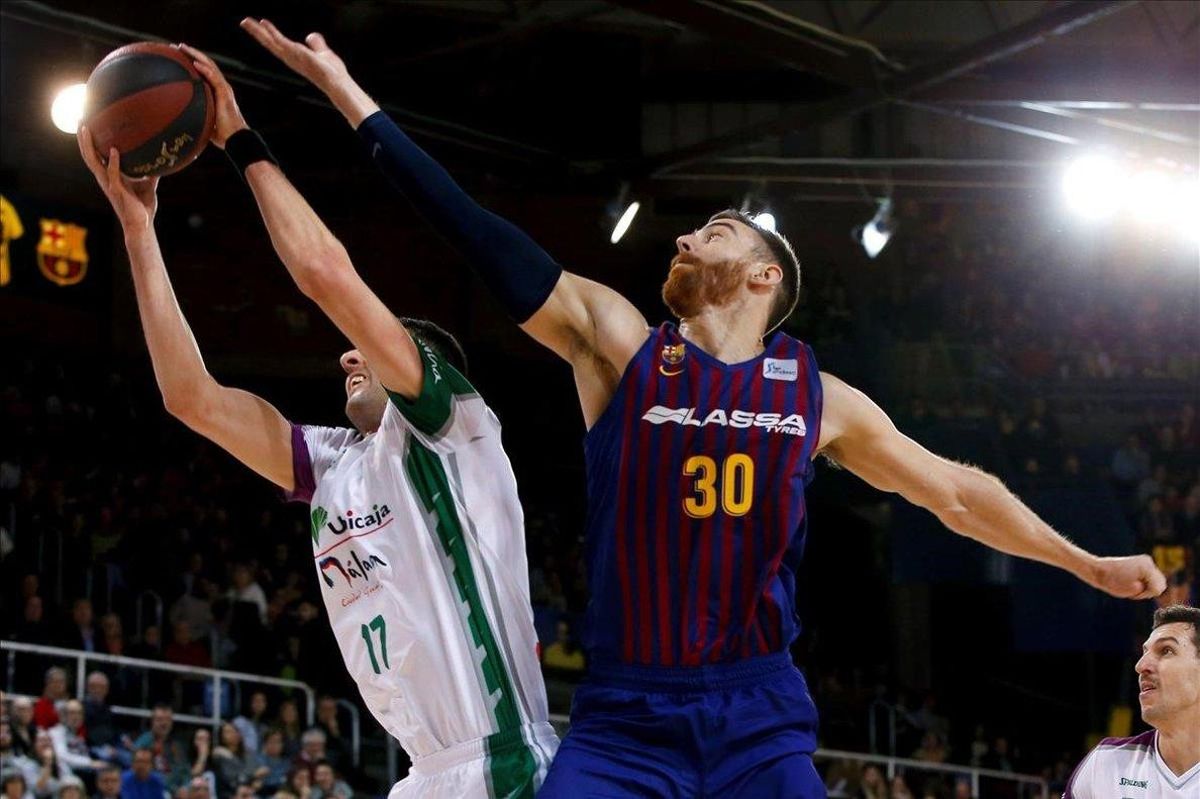 El azulgrana Claver intenta taponar la acción de Shermadini en el partido del Palau El azulgrana Claver intenta taponar la acción de Shermadini en el partido del Palau