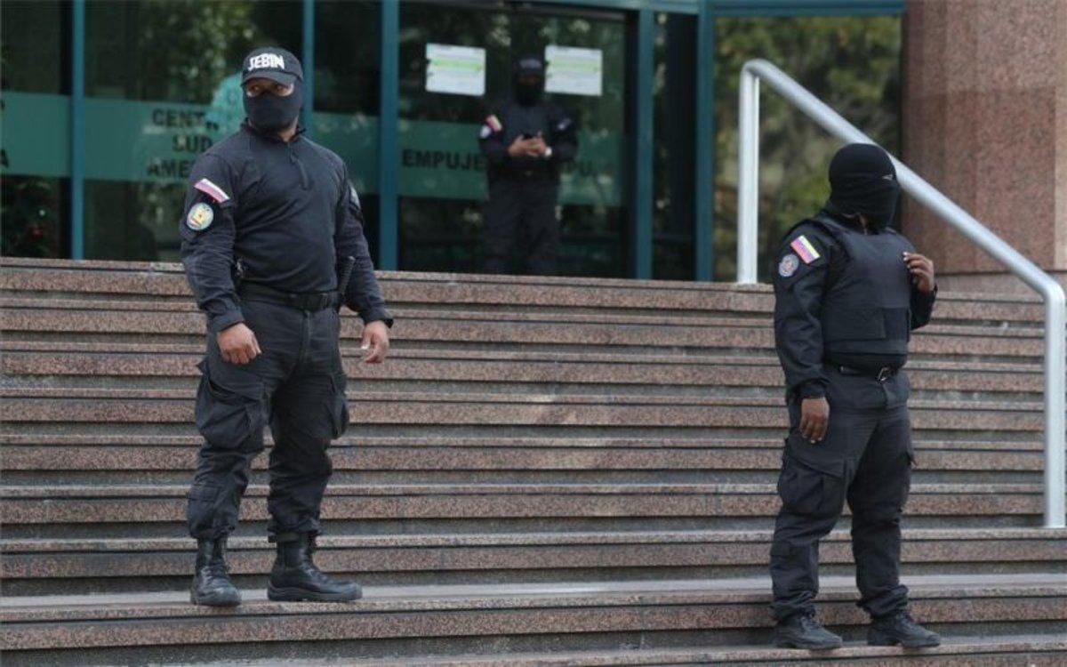 Agentes resguardan el edificio donde se encuentra la oficina de Juan Guaidó. Agentes resguardan el edificio donde se encuentra la oficina de Juan Guaidó.