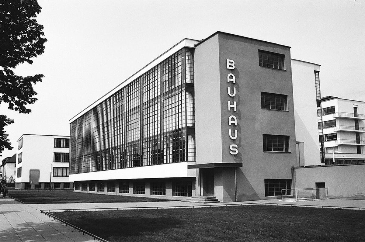 La escuela tuvo su sede en tres ciudades: Weimar, Dessau y Berlín.