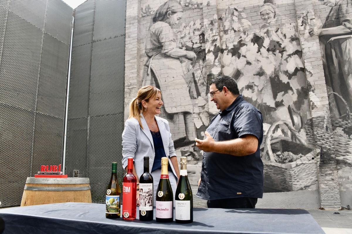 La alcaldesa y el director de los Premios Vinari con los vinos galardonados.