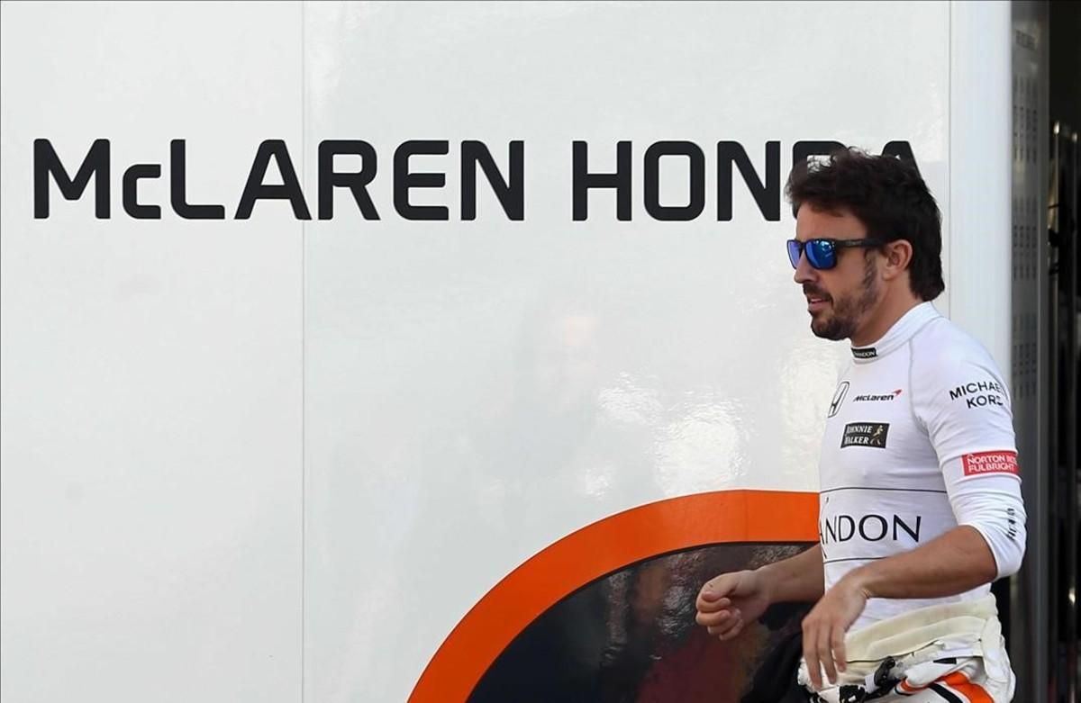 Alonso, en un momento de descanso en las pruebas de Montmeló Alonso, en un momento de descanso en las pruebas de Montmeló